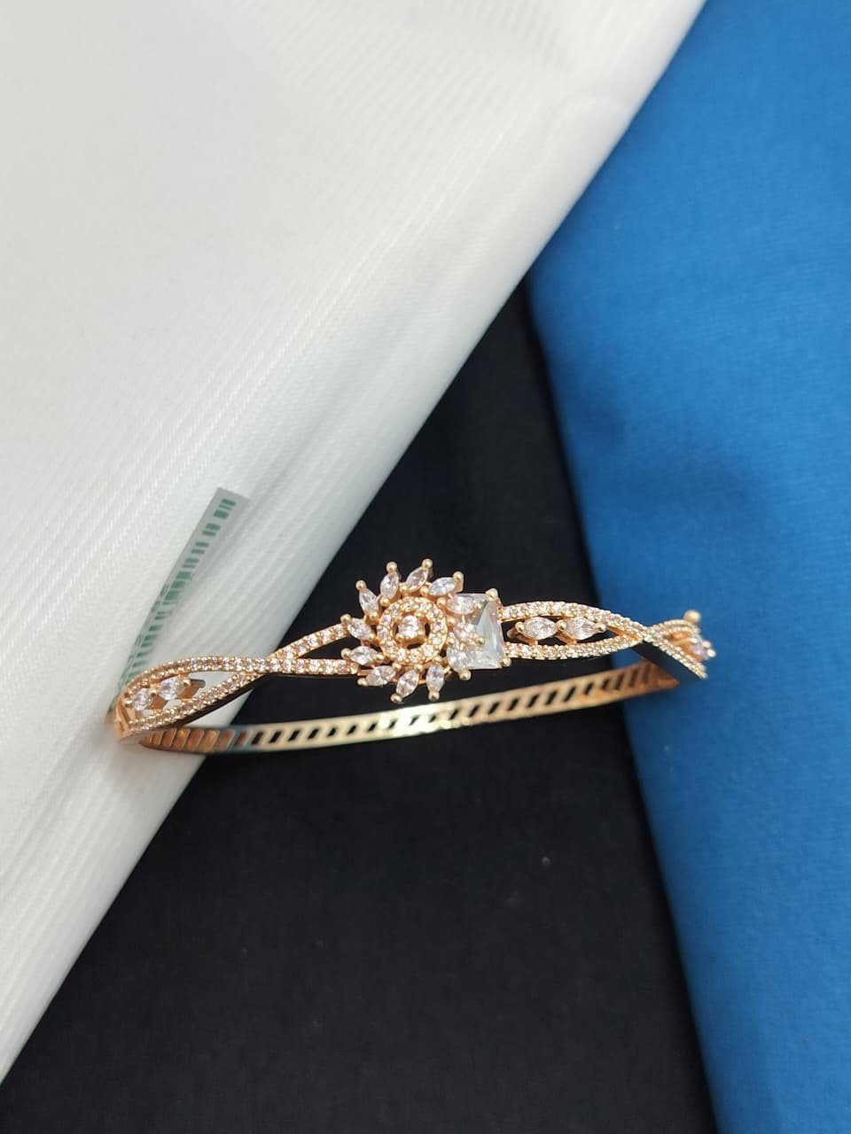 A. D. (AMRIKAN DIAMOND) LEDIES KADA