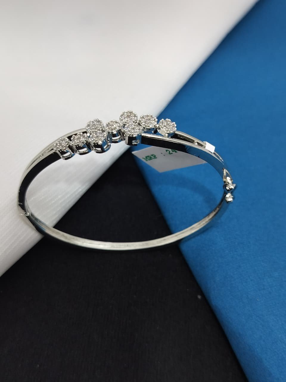 A. D. (AMRIKAN DIAMOND) LEDIES KADA