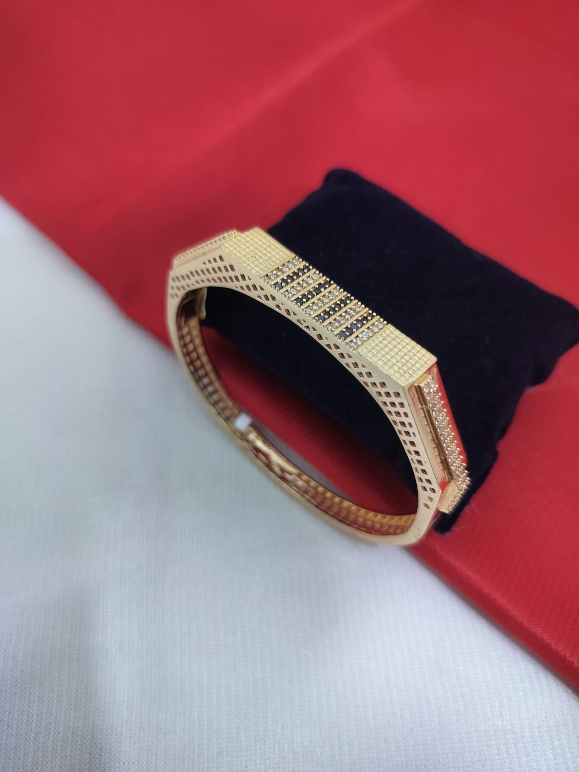 A. D. (AMRIKAN DIAMOND) LEDIES KADA
