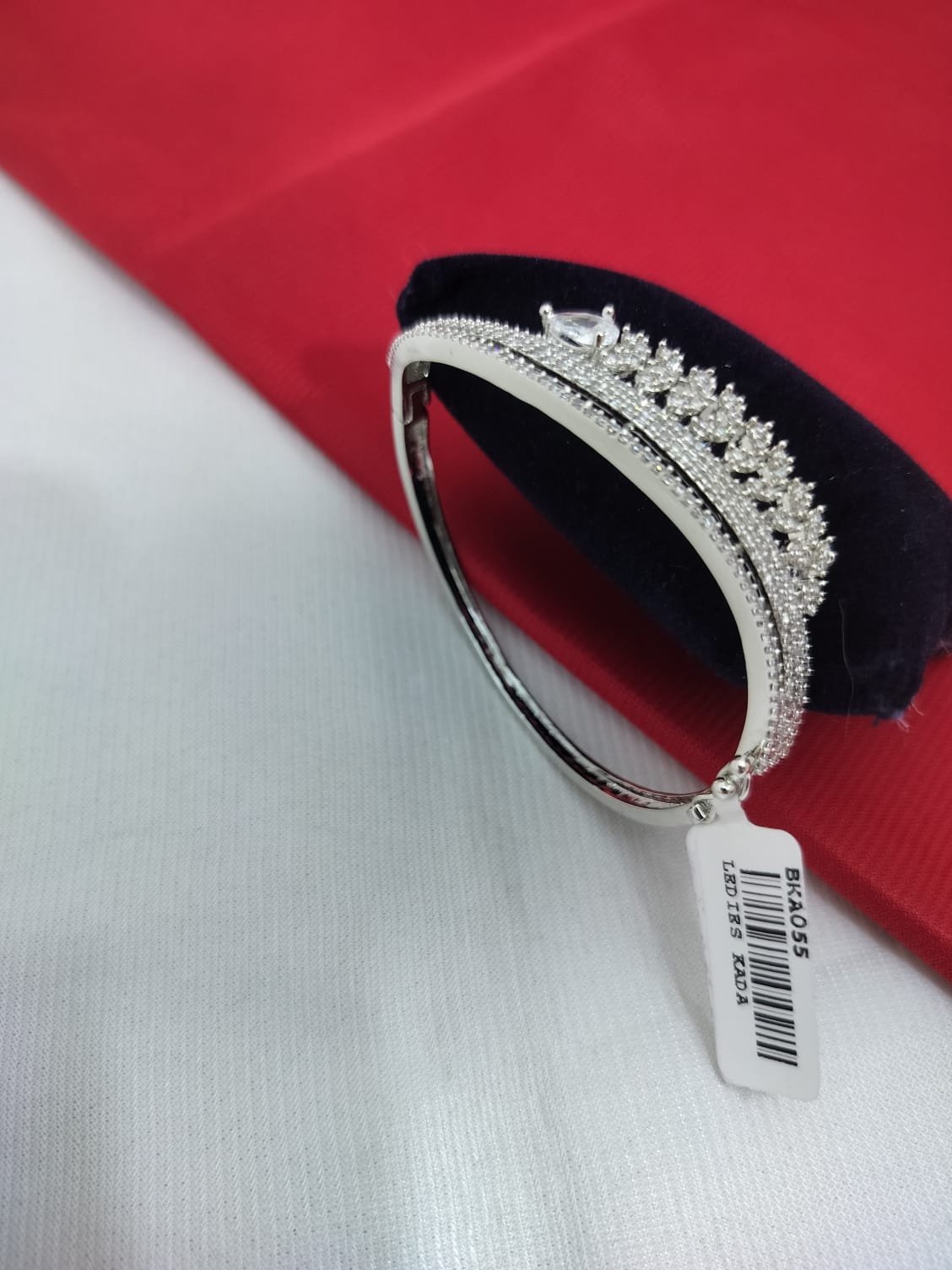 A. D. (AMRIKAN DIAMOND) LEDIES KADA
