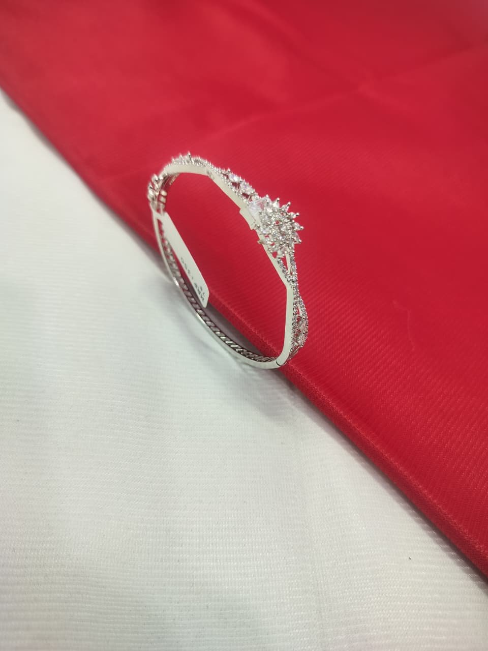 A. D. (AMRIKAN DIAMOND) LEDIES KADA