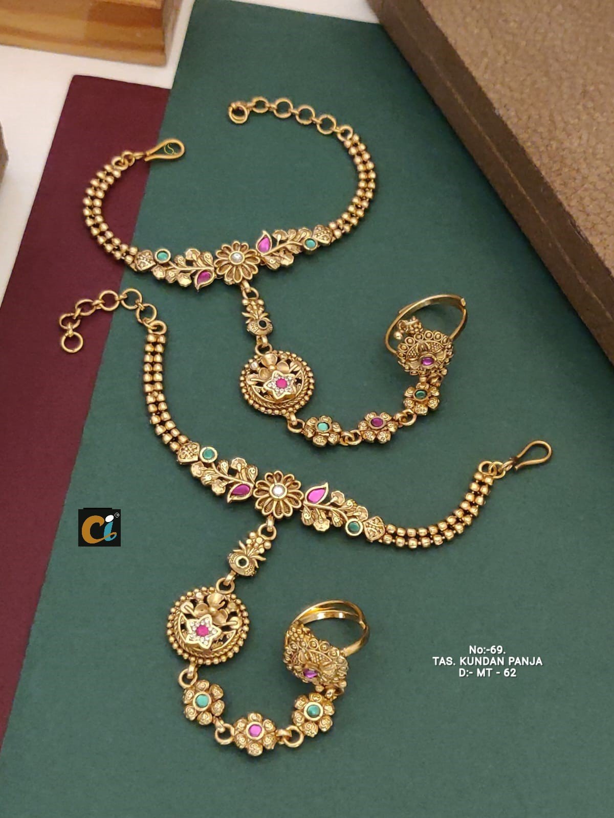 ANTIQUE HATHFUL