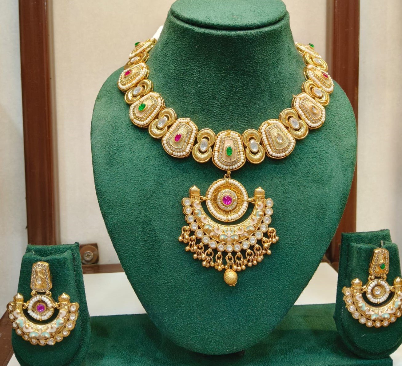 ANTIQUE SHORT NECKLACE