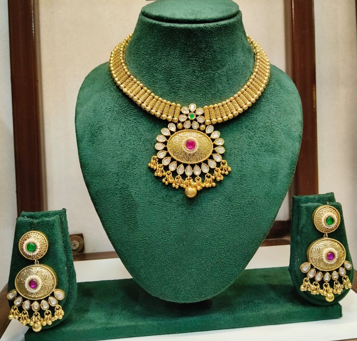 ANTIQUE SHORT NECKLACE