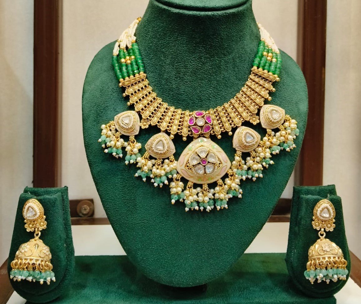 ANTIQUE SHORT NECKLACE