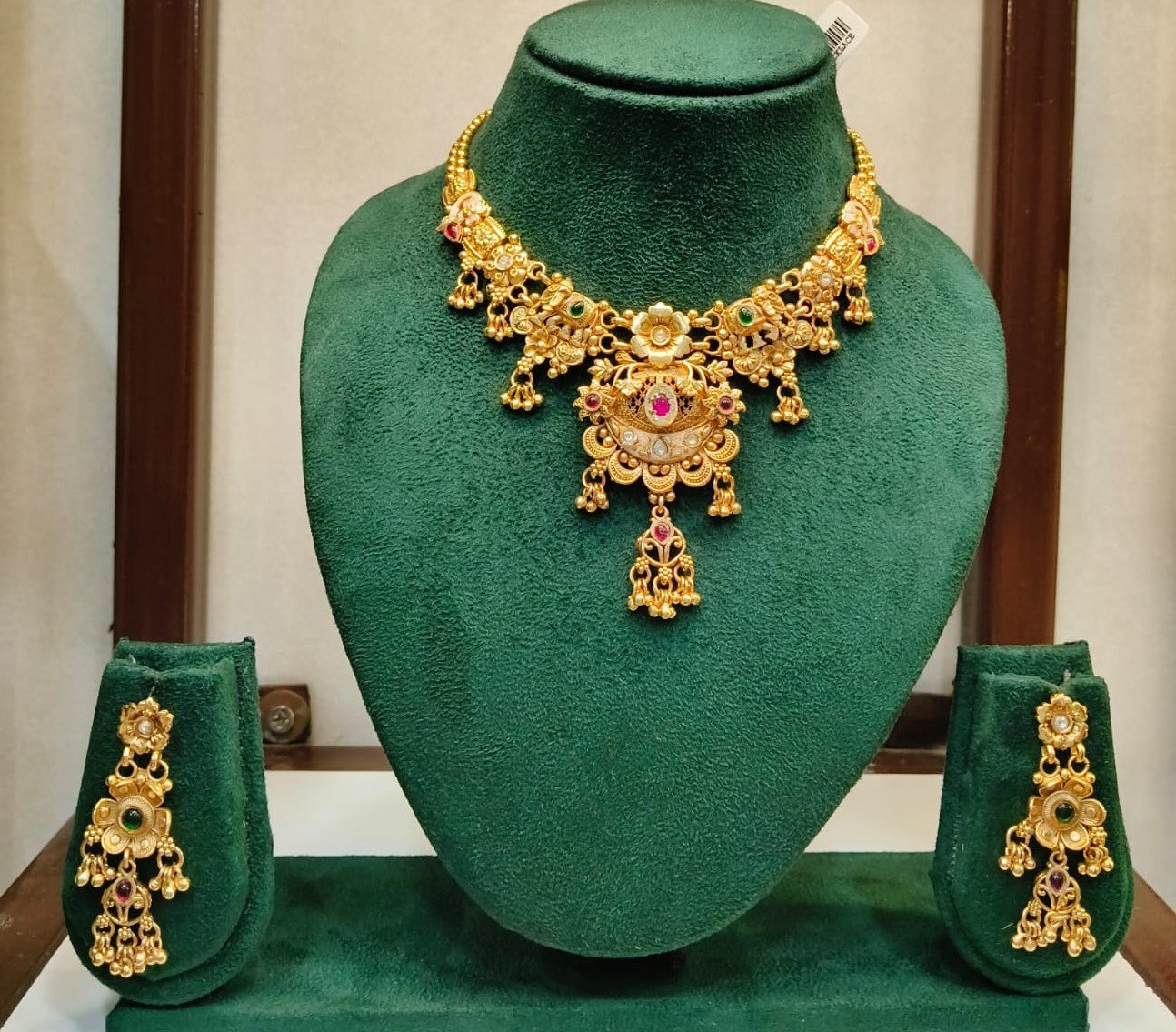 ANTIQUE SHORT NECKLACE