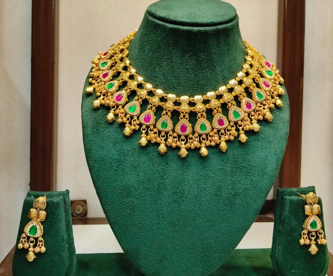 SWAROVSKI SHORT NECKLACE