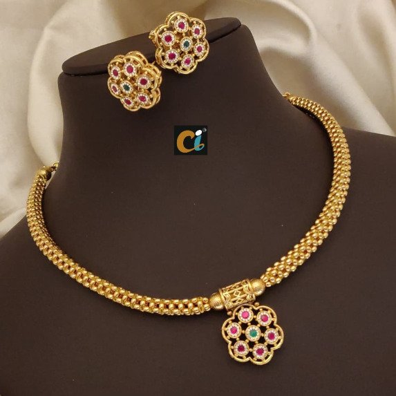 SWROVSKI SHORT NECKLACE